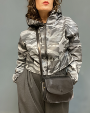 Carica l'immagine nel visualizzatore di Gallery, Impermeabile camouflage