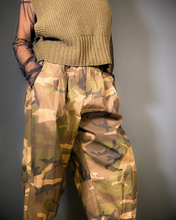 Carica l'immagine nel visualizzatore di Gallery, Pantalone mimetico