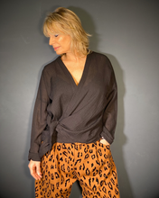 Carica l'immagine nel visualizzatore di Gallery, Cardigan con nodo laterale