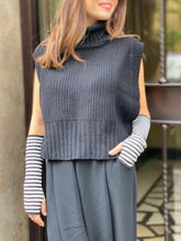 Carica l'immagine nel visualizzatore di Gallery, Gilet cachemire