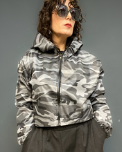 Carica l'immagine nel visualizzatore di Gallery, Impermeabile camouflage
