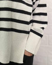 Carica l&#39;immagine nel visualizzatore di Gallery, Maglione a righe
