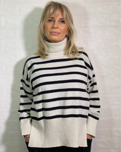 Carica l&#39;immagine nel visualizzatore di Gallery, Maglione a righe
