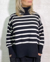 Carica l&#39;immagine nel visualizzatore di Gallery, Maglione a righe
