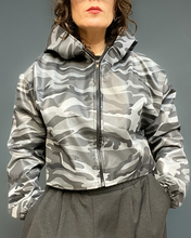 Carica l'immagine nel visualizzatore di Gallery, Impermeabile camouflage
